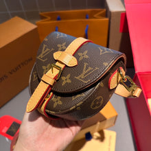 Load image into Gallery viewer, Medieval Shield Saddle Bag