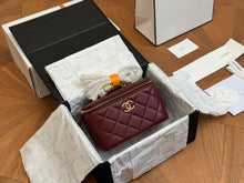 Load image into Gallery viewer, Stylish Portable Cosmetic Bag