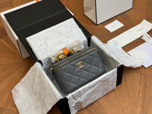 Load image into Gallery viewer, Stylish Portable Cosmetic Bag